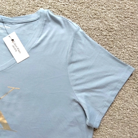 NWT 2X Calvin Klein Jeans Light Blue V-Neck Silver Foil Logo T-Shirt - Picture 8 of 8